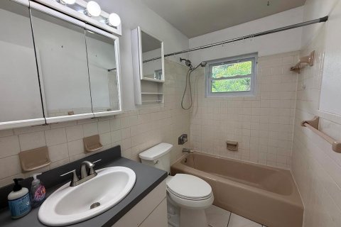 House in Jensen Beach, Florida 3 bedrooms, 86.58 sq.m. № 2401242 - photo 10