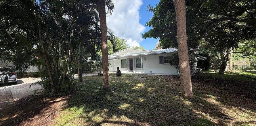 House in Jensen Beach, Florida 3 bedrooms, 86.58 sq.m. № 2401242