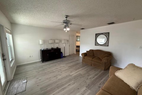 House in Jensen Beach, Florida 3 bedrooms, 86.58 sq.m. № 2401242 - photo 4