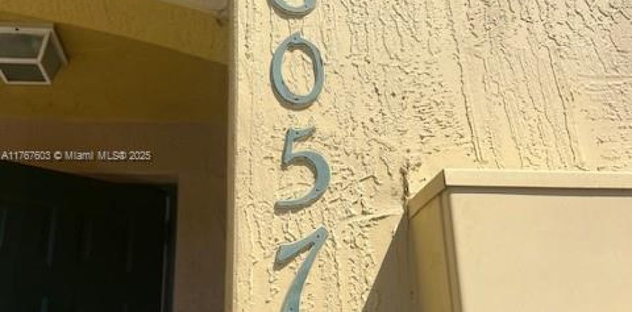 Таунхаус в Норт-Лодердейл, Флорида 3 спальни, 152.36м2 № 1704555
