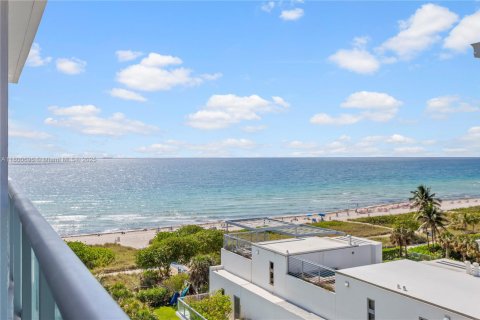 Condo in Surfside, Florida, 1 bedroom  № 1714946 - photo 1