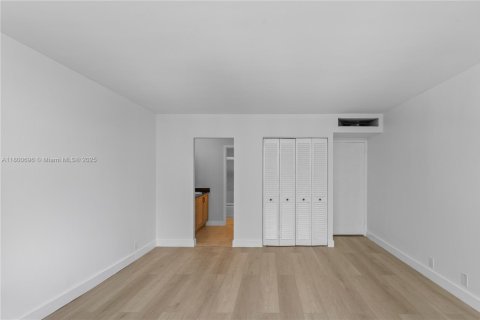 Condo in Surfside, Florida, 1 bedroom  № 1714946 - photo 12