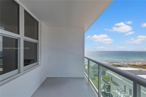 Condo in Surfside, Florida, 1 bedroom  № 1714946 - photo 3