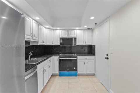 Condo in Surfside, Florida, 1 bedroom  № 1714946 - photo 13