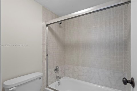 Condo in Surfside, Florida, 1 bedroom  № 1714946 - photo 22
