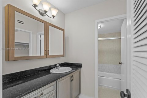 Condo in Surfside, Florida, 1 bedroom  № 1714946 - photo 21