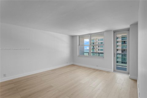Condo in Surfside, Florida, 1 bedroom  № 1714946 - photo 6