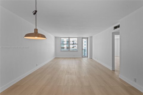Condo in Surfside, Florida, 1 bedroom  № 1714946 - photo 9