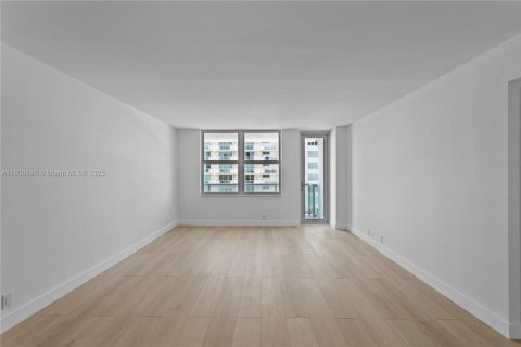 Condo in Surfside, Florida, 1 bedroom  № 1714946 - photo 5