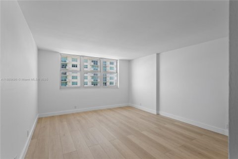 Condo in Surfside, Florida, 1 bedroom  № 1714946 - photo 11