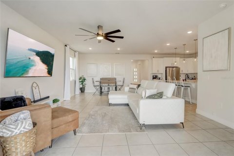 House in Lake Alfred, Florida 4 bedrooms, 191.94 sq.m. № 1525635 - photo 6