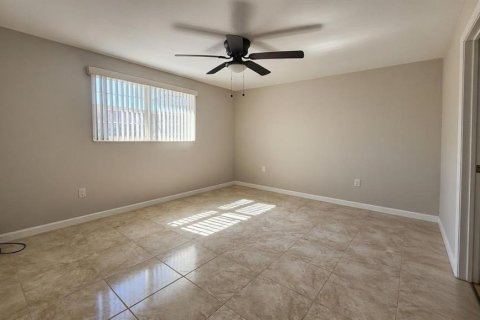 House in New Port Richey, Florida 3 bedrooms, 93.65 sq.m. № 2201648 - photo 8