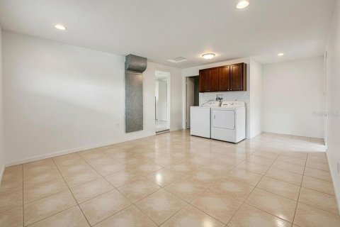 House in New Port Richey, Florida 3 bedrooms, 93.65 sq.m. № 2201648 - photo 9