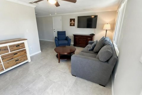 House in New Port Richey, Florida 3 bedrooms, 93.65 sq.m. № 2201648 - photo 12