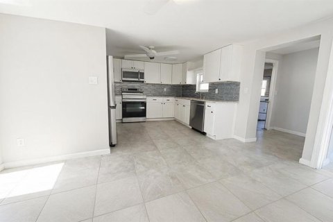 House in New Port Richey, Florida 3 bedrooms, 93.65 sq.m. № 2201648 - photo 10