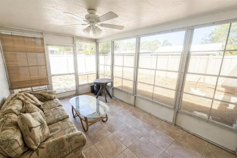 House in New Port Richey, Florida 3 bedrooms, 93.65 sq.m. № 2201648 - photo 11