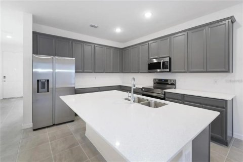 Townhouse in Winter Garden, Florida 3 bedrooms, 188.03 sq.m. № 2349279 - photo 2