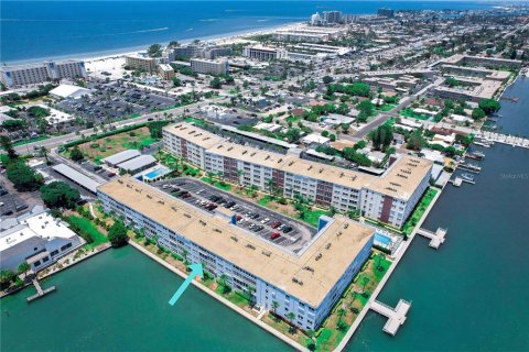 Condo in Saint Pete Beach, Florida, 2 bedrooms  № 1815365 - photo 1