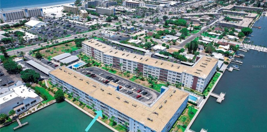 Condo in Saint Pete Beach, Florida, 2 bedrooms № 1815365