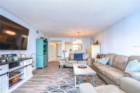 Condo in Saint Pete Beach, Florida, 2 bedrooms  № 1815365 - photo 17