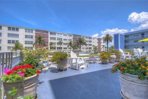 Condo in Saint Pete Beach, Florida, 2 bedrooms  № 1815365 - photo 27