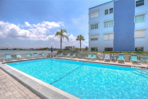Condo in Saint Pete Beach, Florida, 2 bedrooms  № 1815365 - photo 30