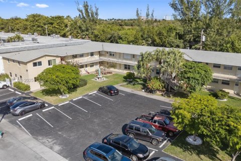 Condo in Hollywood, Florida, 1 bedroom № 1990021 - photo 15