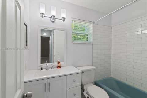 Condo in Hollywood, Florida, 1 bedroom № 1990021 - photo 8