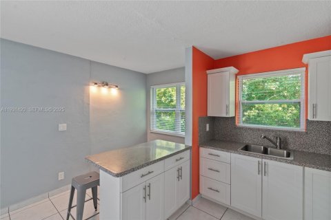 Condo in Hollywood, Florida, 1 bedroom № 1990021 - photo 5