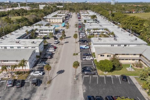 Condo in Hollywood, Florida, 1 bedroom № 1990021 - photo 16