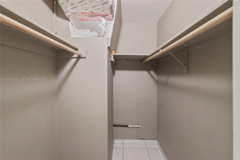 Condo in Hollywood, Florida, 1 bedroom № 1990021 - photo 11