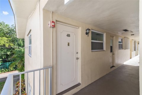 Condo in Hollywood, Florida, 1 bedroom № 1990021 - photo 12