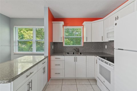 Condo in Hollywood, Florida, 1 bedroom № 1990021 - photo 3