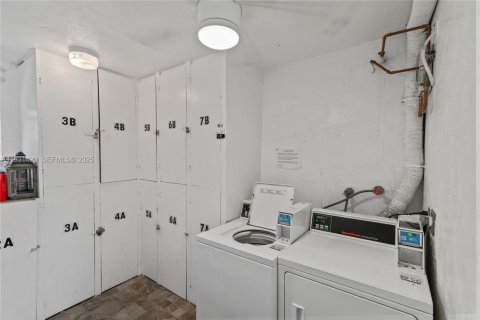 Condo in Hollywood, Florida, 1 bedroom № 1990021 - photo 13