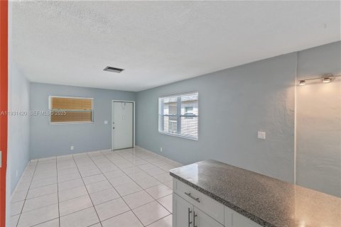 Condo in Hollywood, Florida, 1 bedroom № 1990021 - photo 6
