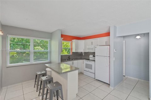 Condo in Hollywood, Florida, 1 bedroom № 1990021 - photo 2