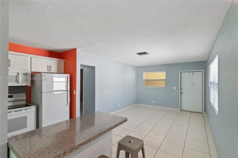 Condo in Hollywood, Florida, 1 bedroom № 1990021 - photo 4