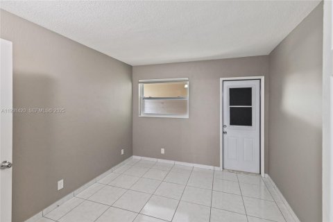 Condo in Hollywood, Florida, 1 bedroom № 1990021 - photo 9