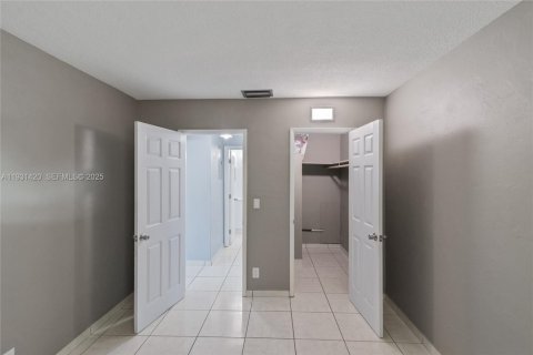 Condo in Hollywood, Florida, 1 bedroom № 1990021 - photo 10