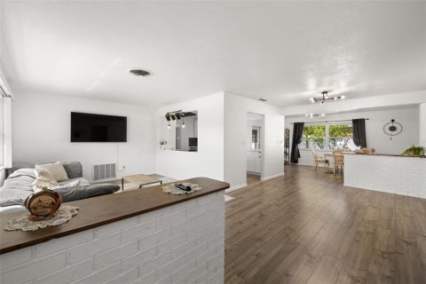 Casa en alquiler en Saint Petersburg, Florida, 3 dormitorios, 149.85 m2 № 1817453 - foto 5