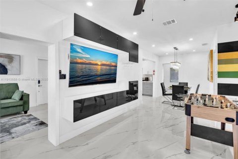 Villa ou maison à vendre à Miami, Floride: 4 chambres, 122.91 m2 № 2082346 - photo 5