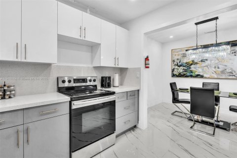 Villa ou maison à vendre à Miami, Floride: 4 chambres, 122.91 m2 № 2082346 - photo 16
