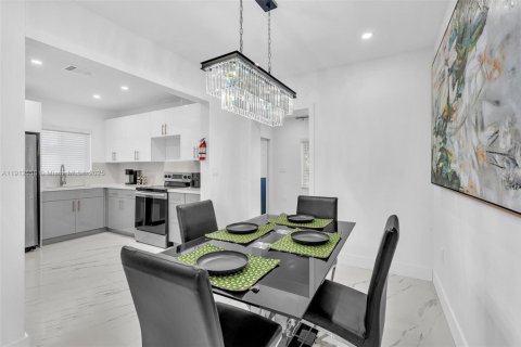 Villa ou maison à vendre à Miami, Floride: 4 chambres, 122.91 m2 № 2082346 - photo 9