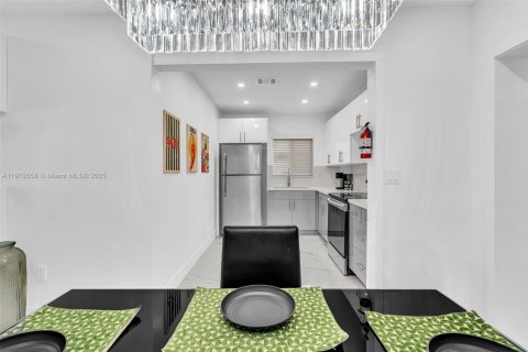 Villa ou maison à vendre à Miami, Floride: 4 chambres, 122.91 m2 № 2082346 - photo 11