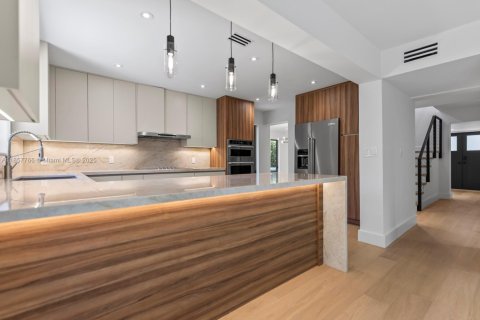House in Coral Gables, Florida 4 bedrooms, 229 sq.m. № 1890686 - photo 18
