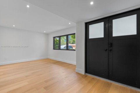 House in Coral Gables, Florida 4 bedrooms, 229 sq.m. № 1890686 - photo 11