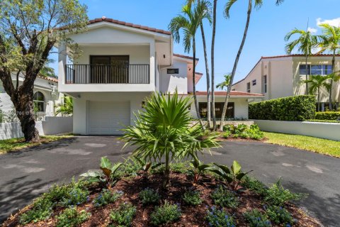 House in Coral Gables, Florida 4 bedrooms, 229 sq.m. № 1890686 - photo 1