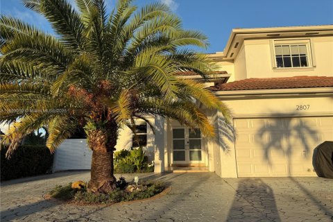 Casa en alquiler en Miami, Florida, 3 dormitorios, 209.4 m2 № 1951049 - foto 1