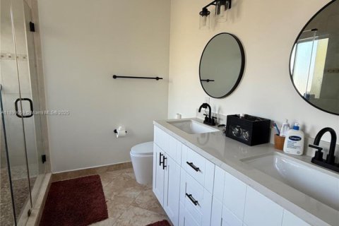 Casa en alquiler en Miami, Florida, 3 dormitorios, 209.4 m2 № 1951049 - foto 18