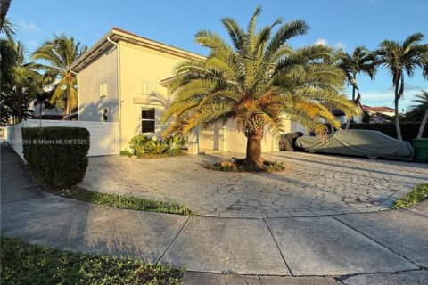 Casa en alquiler en Miami, Florida, 3 dormitorios, 209.4 m2 № 1951049 - foto 2